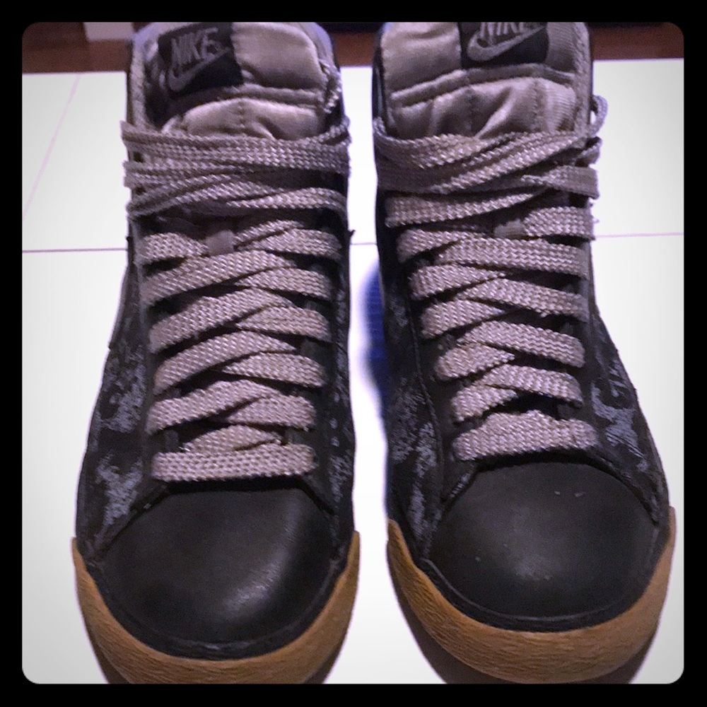 Nike graphic sneakers ( black & grey).